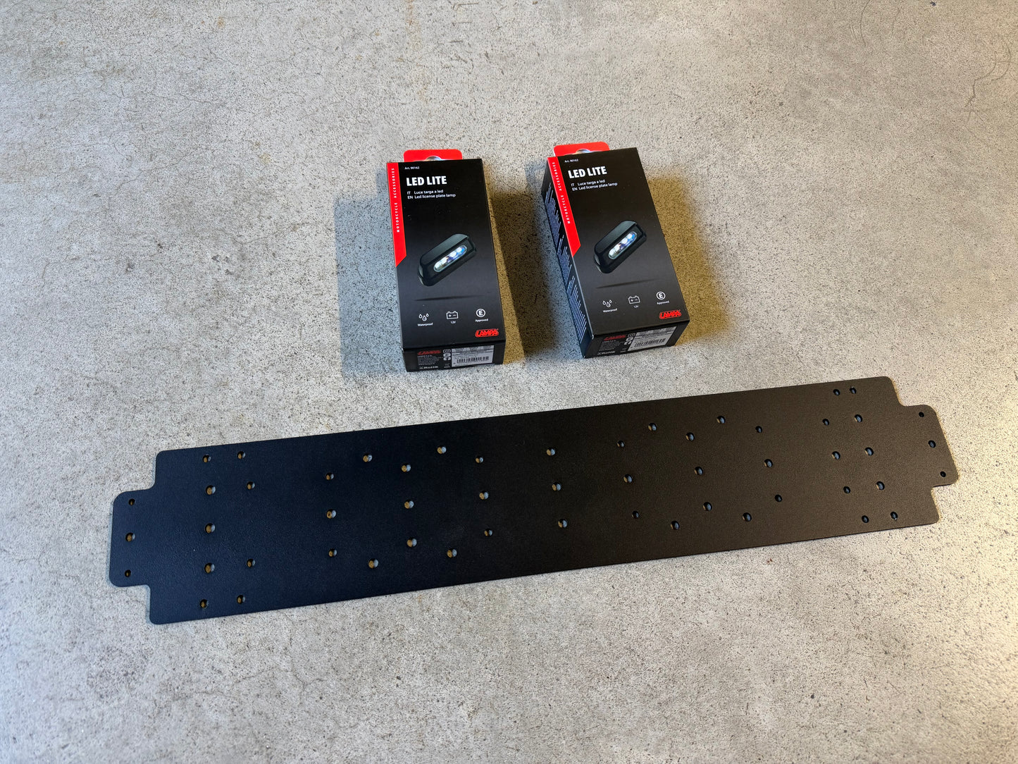 PORTA TARGA POSTERIORE CON LUCI A LED